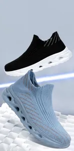 Détail de la tige en maille respirante et semelle épaisse amortissante de baskets couple