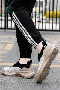Detail van ademende mesh wandelschoenen met dikke dempende zool en handig slip-on ontwerp