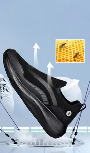 Detail van zwarte mesh sneaker met honingraat ventilatiestructuur voor extra ademend vermogen
