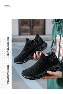 Détail de baskets en maille noire respirante avec semelle géométrique ajourée à amorti