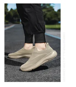 Nahaufnahme beiger atmungsaktiver Strick-Slipper-Wanderschuhe an einer Person im Freien