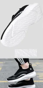 Details van instap-wandelschoenen met dikke MD-middenzool en antislipzool voor grip