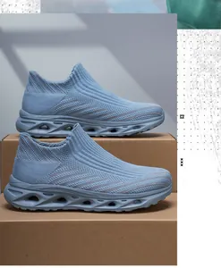 Détail de la chaussure de course en tricot bleu clair avec semelle amortissante évidée
