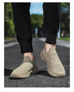Detail des khakifarbenen Strickmaterials des leichten Slip-on-Laufschuhs für Damen