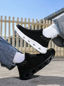 Aperçu porté de baskets en maille noire sans lacets avec semelles à amorti évidé