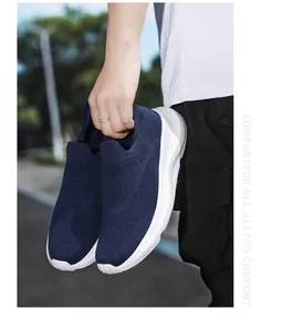 Detailansicht der dunkelblauen, atmungsaktiven Mesh-Slipper mit dicker weißer Sohle