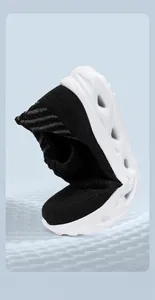 Vue détaillée de la flexibilité extrême de la semelle des baskets de course en tricot