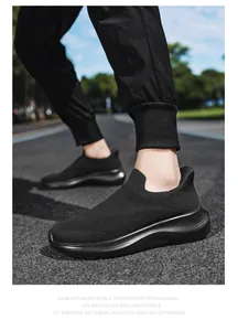 Detailansicht der schwarzen, atmungsaktiven Mesh-Sneaker auf einem Asphaltweg im Freien