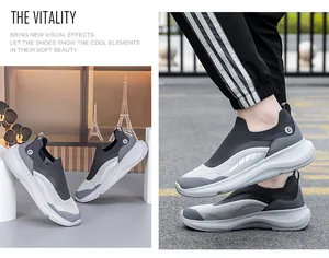 Detailopname van grijze gebreide sneakers met instapmodel en dikke gedempte loopzool