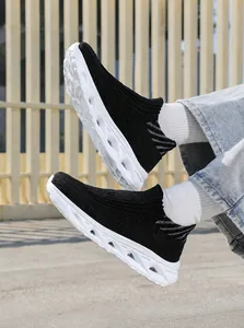Photo de baskets en maille noire avec semelle à amorti évidé blanche en extérieur