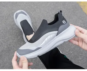 Detail van grijze ademende mesh sneaker met dikke zool en modieus fashion-logo