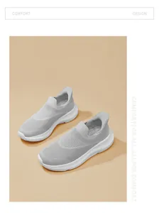 Detail eines hellgrauen Slip-On-Walkingschuhs mit atmungsaktivem Strick und Polstersohle