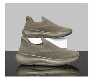 Detail von atmungsaktiven Slip-On-Sneakern aus Strickgewebe mit gedämpfter Sohle in Khaki