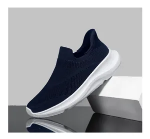 Detail des marineblauen Mesh-Obermaterials und der weißen EVA-Sohle am Slipper-Sneaker