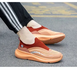 Detail van ademende mesh wandelschoenen met dikke oranje zool en goede schokabsorptie