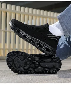 Détail de chaussures de course noires sans lacets avec mesh et semelles amortissantes