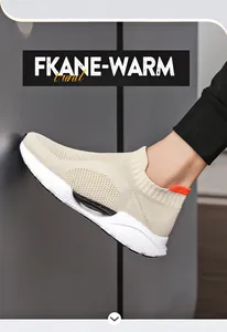 Seitenansicht beige Strick-Slip-On-Sneaker mit gedämpfter dicker Sohle und orange Details
