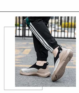 Detail van ademende instap-sneakers van mesh met een dikke, slipvaste zoolafwerking
