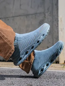 Chaussures de course avec tige en maille bleue et semelle à amorti ondulé évidé