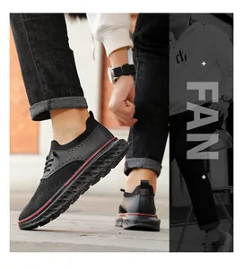 Dettaglio di sneaker in mesh nero e pelle con strisce rosse e suola in gomma spessa