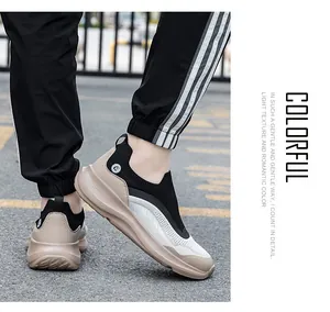 Detail van lichte instap sneakers van ademend mesh met dikke dempende zool