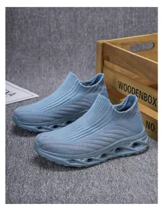 Détail de baskets en maille respirante bleu clair avec semelle à coussin d'air évidée