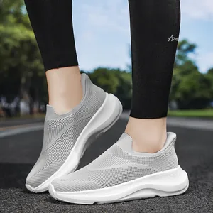 Chaussures de marche légères en maille grise pour hommes et femmes avec semelle blanche