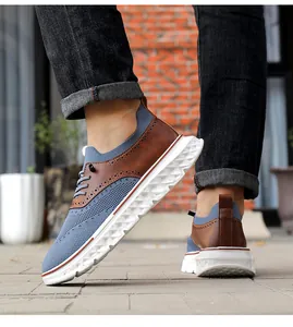 Dettaglio della maglia blu e pelle marrone con motivi brogue su scarpe casual leggere