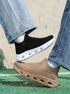 Détail de chaussures de running avec semelle amortissante évidée et maille tricotée respirante