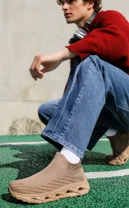 Détail de baskets en maille kaki respirantes sans lacets avec semelle épaisse découpée