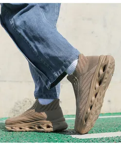 Vue latérale de chaussures de course en maille kaki avec semelles épaisses à amorti