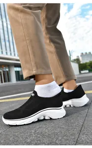 Dettaglio delle sneakers slip-on in rete nera traspirante con suole bianche antiscivolo