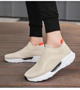 Tragefoto beige Strick-Sneaker zum Slipper mit atmungsaktivem Mesh und oranger Fersenschlaufe