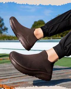 Detailaufnahme brauner Strick-Socken-Schuhe mit atmungsaktivem Mesh und dicker Gummisohle