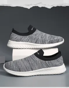 Detail van grijze flyknit instappers met een zwarte elastische sokkraag en witte zool