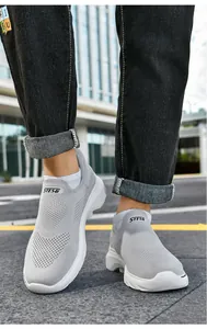 Dettaglio di sneaker in mesh grigio traspirante con suola in gomma bianca ondulata outdoor