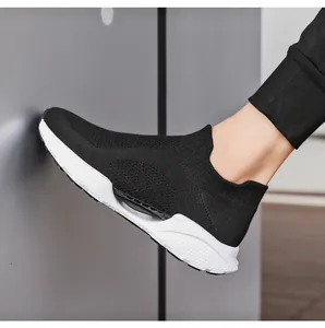 Nahaufnahme schwarzer atmungsaktiver Slip-On-Sneaker mit weißer gedämpfter Luftsohle für Herren