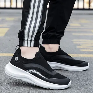 Ademende zwarte mesh instapsneakers met witte schokabsorberende zolen voor actief wandelen