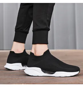 Seitenansicht der schwarzen atmungsaktiven Slip-On-Sneaker mit weißer Dämpfungssohle