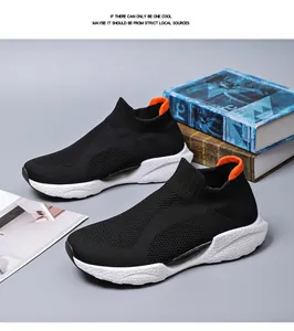 Detail schwarzer atmungsaktiver Strick-Sneaker zum Slipper mit weißer Sohle und Lasche
