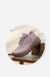 Dettaglio di scarpe da camminata in maglia viola traspirante con suola spessa e mesh