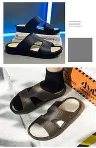 Détail de sandales pour hommes avec texture crocodile et semelles épaisses confort