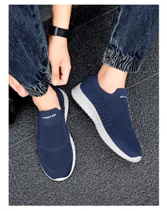 Bovenaanzicht van ademende marineblauwe instapsneakers met elastische boord en logo