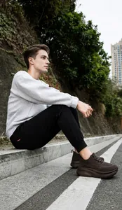 Atmungsaktive Mesh-Sneaker mit dicker Sohle am Model in einer natürlichen Außenumgebung