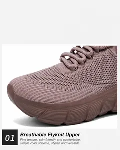Dettaglio del tessuto flyknit traspirante e del colletto a calzino su scarpe sportive