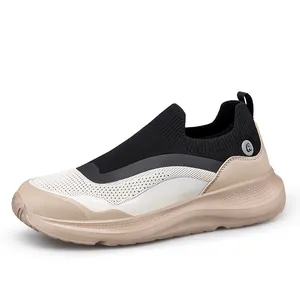 Ademende instapsneakers van gebreid materiaal met dempende zool en tweekleurig mesh-ontwerp