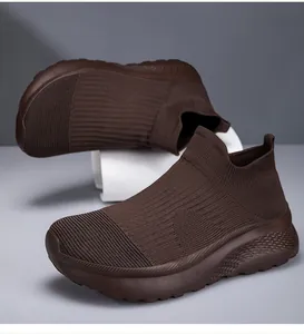 Detaillierte Nahaufnahme des braunen Strickmaterials und der dicken Sohle von Slip-On-Schuhen