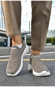 Dettaglio della maglia traspirante e del logo STESG sulle scarpe slip-on da uomo