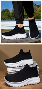 Detail von atmungsaktiven Slip-On-Sneakern aus Fly-Knit mit dicker, gewellter Anti-Rutsch-Sohle