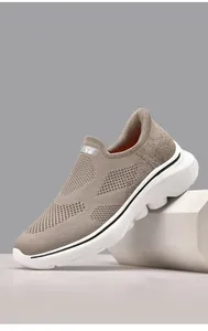 Dettaglio ravvicinato delle scarpe slip-on in maglia kaki con suole ammortizzate bianche
